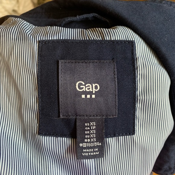 Trench-coat Gap - Picture 2 of 2